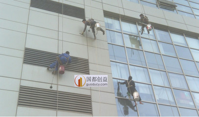 保證玻璃幕墻的美觀和安全 國(guó)都創(chuàng)益的創(chuàng)新家居清潔服務(wù)